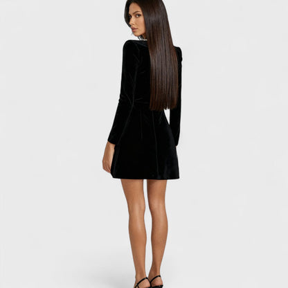 Laure | Robe Femme en Velours Noir à Encolure Carrée et Détails Cristallins