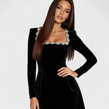 Laure | Robe Femme en Velours Noir à Encolure Carrée et Détails Cristallins